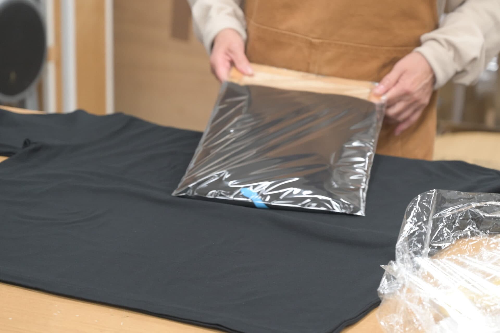 プリント商品を袋に入れる仕上げ作業