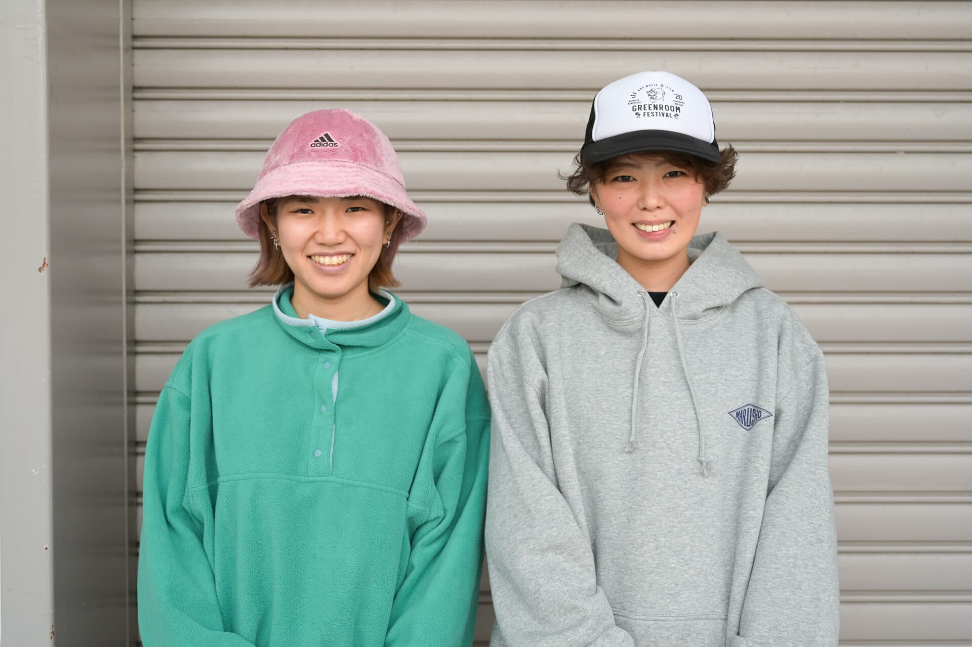 笑顔で並ぶ2人のスタッフ